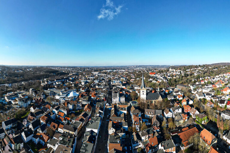 Die Innenstadt von Menden aus der Vogelperspektive.