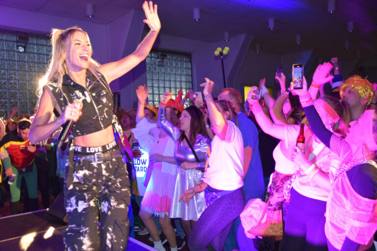 Foto: Annabell Brock Isi Glück winkt ihren Fans von einer Bühne aus zu