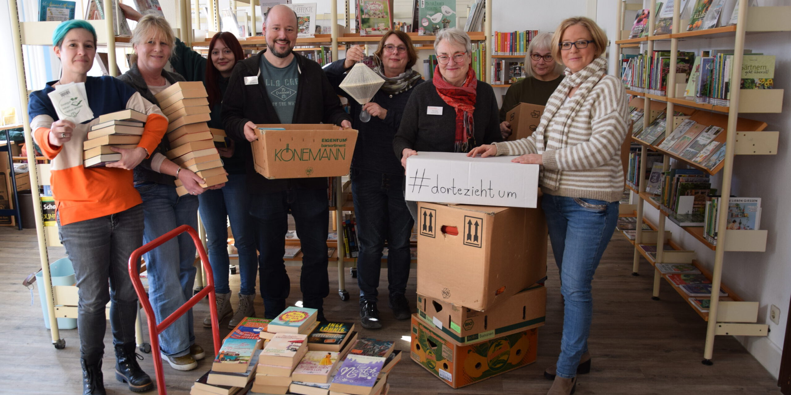 Das Team der Stadtbücherei Menden zwischen Umzugskartons und Bücherstapeln.