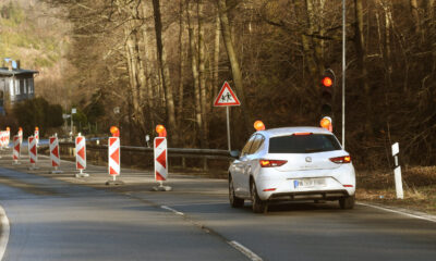 Ein Auto steht auf der Grüner Talstraße vor einer Baustellenampel.