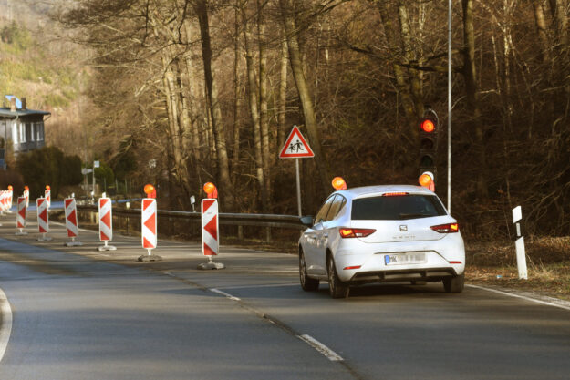 Foto: Carsten Menzel Ein Auto steht auf der Grüner Talstraße vor einer Baustellenampel.