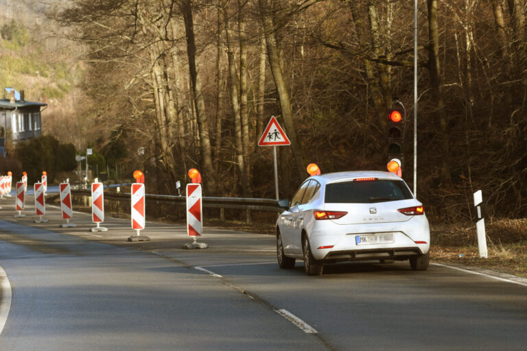 Ein Auto steht auf der Grüner Talstraße vor einer Baustellenampel.