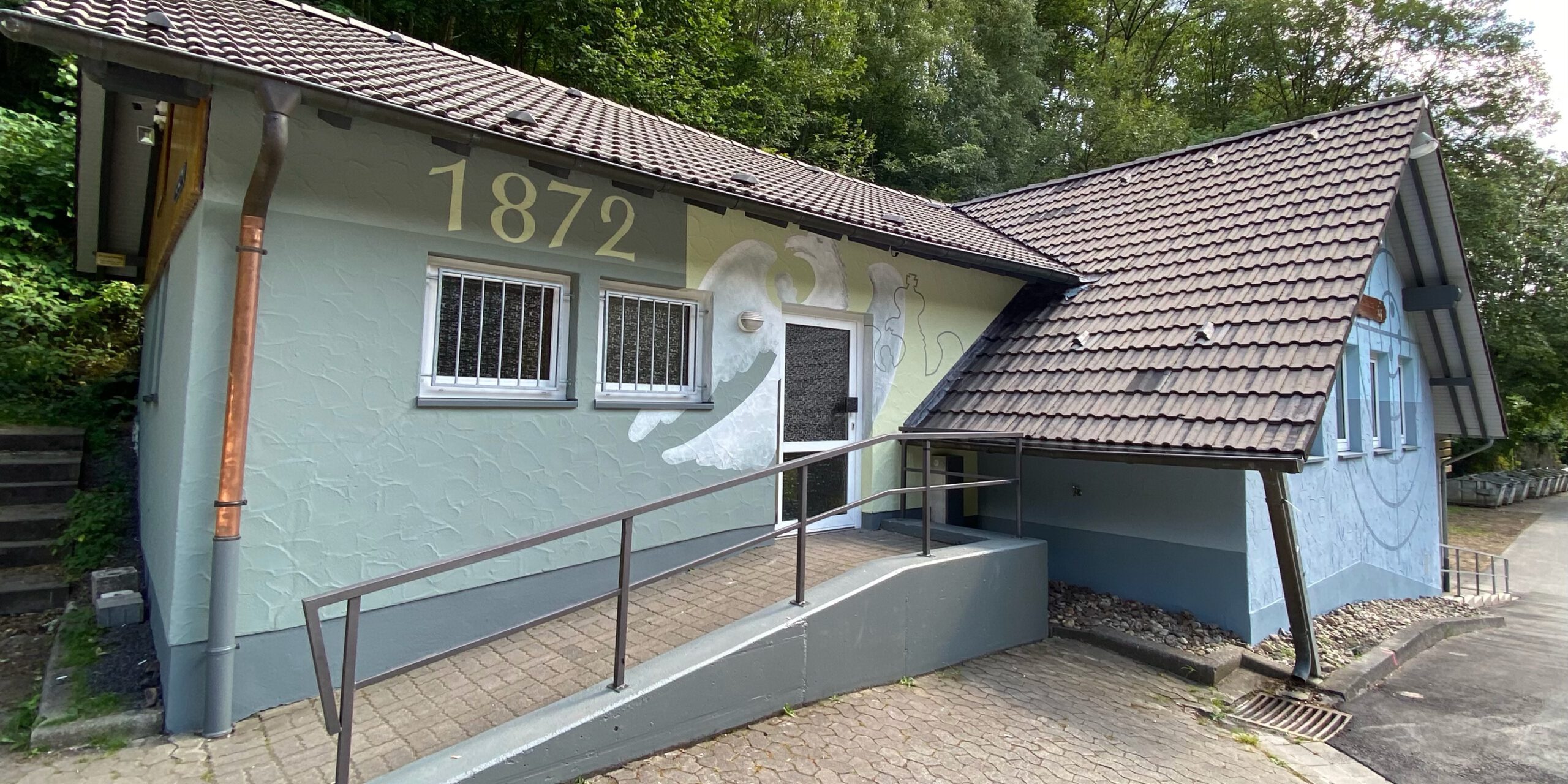 Das Evingser Schützenheim mit neuem Anstrich.