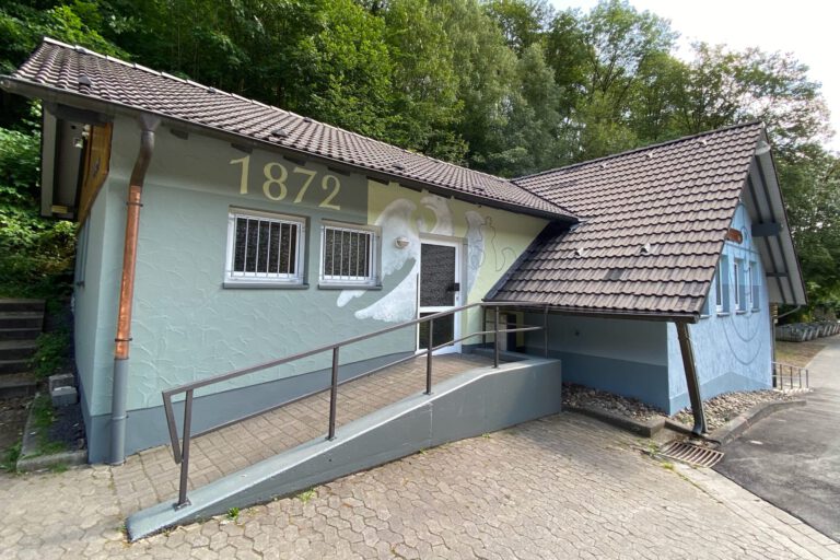 Foto: Friske Das Evingser Schützenheim mit neuem Anstrich.