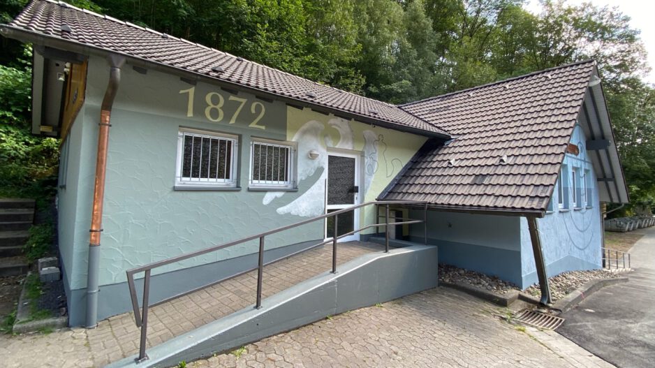 Das Evingser Schützenheim mit neuem Anstrich.