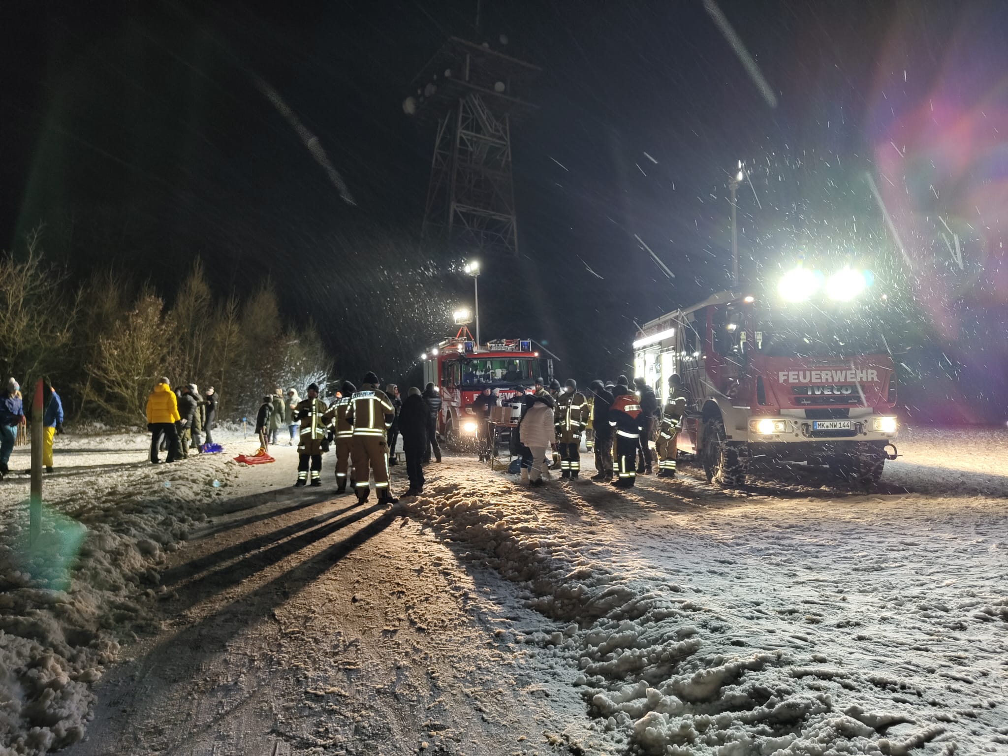 Feuerwehr leuchtet Schlittenwiese aus.
