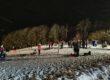 Menschen auf einer beleuchteten Schlittenwiese