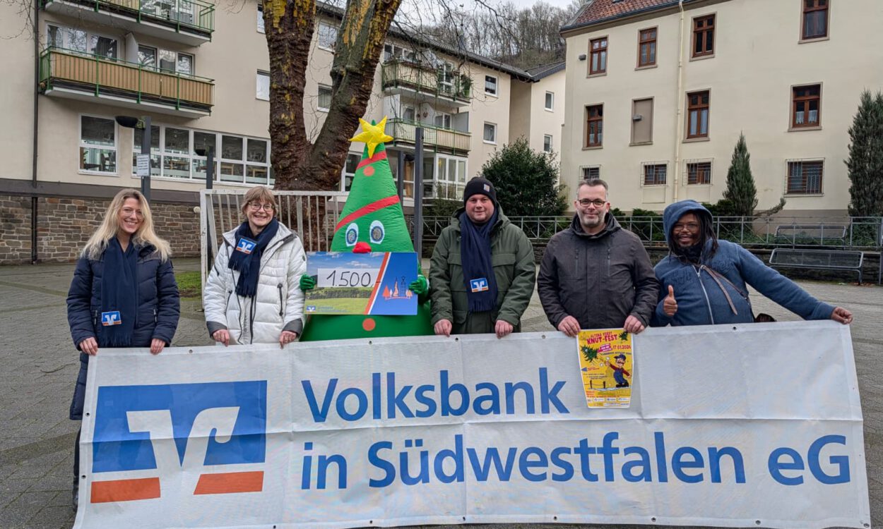 Menschen halten ein Werbebanner.