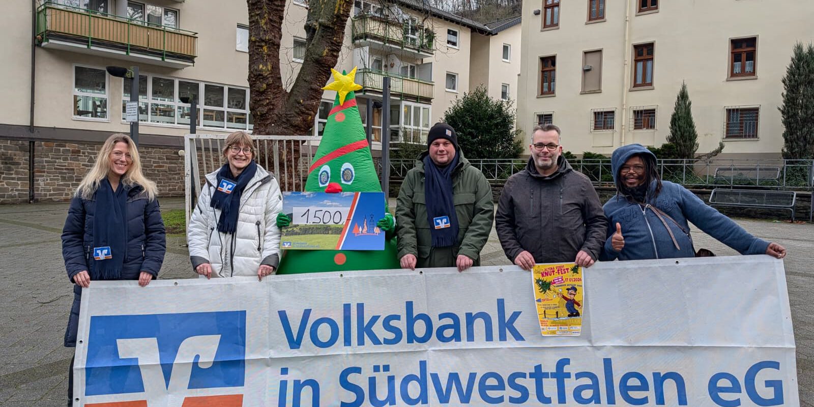 Menschen halten ein Werbebanner.