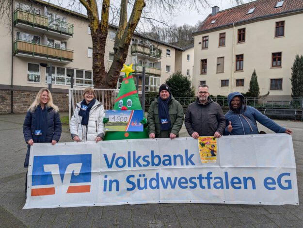 Menschen halten ein Werbebanner.