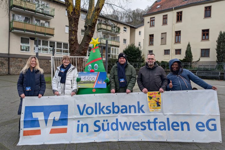 Foto: Hiller Menschen halten ein Werbebanner.