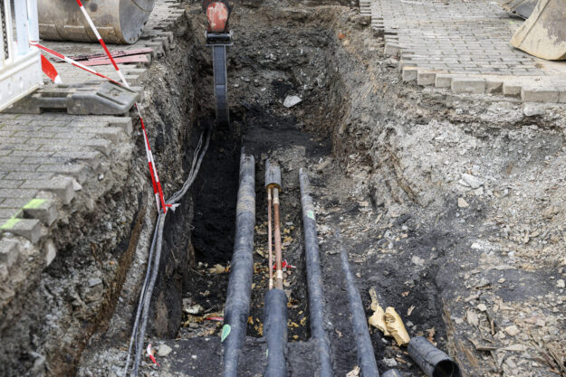 Freigelegte Leitungen infolge eines Wasserrohrbruchs