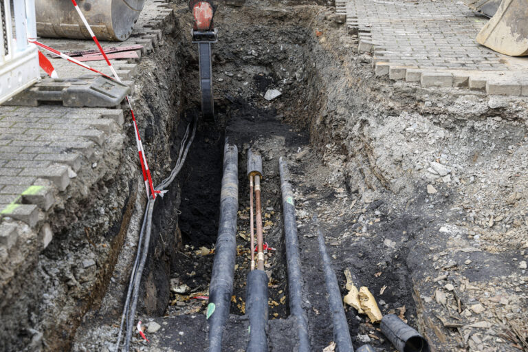 Freigelegte Leitungen infolge eines Wasserrohrbruchs