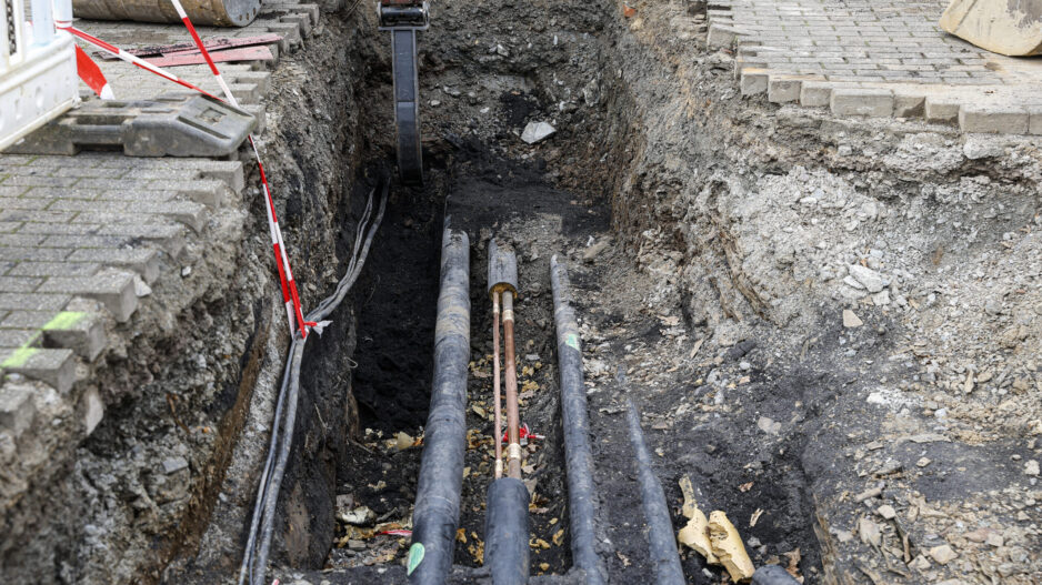 Freigelegte Leitungen infolge eines Wasserrohrbruchs