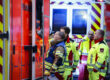 Einsatzkräfte stehen vor einem Rettungswagen