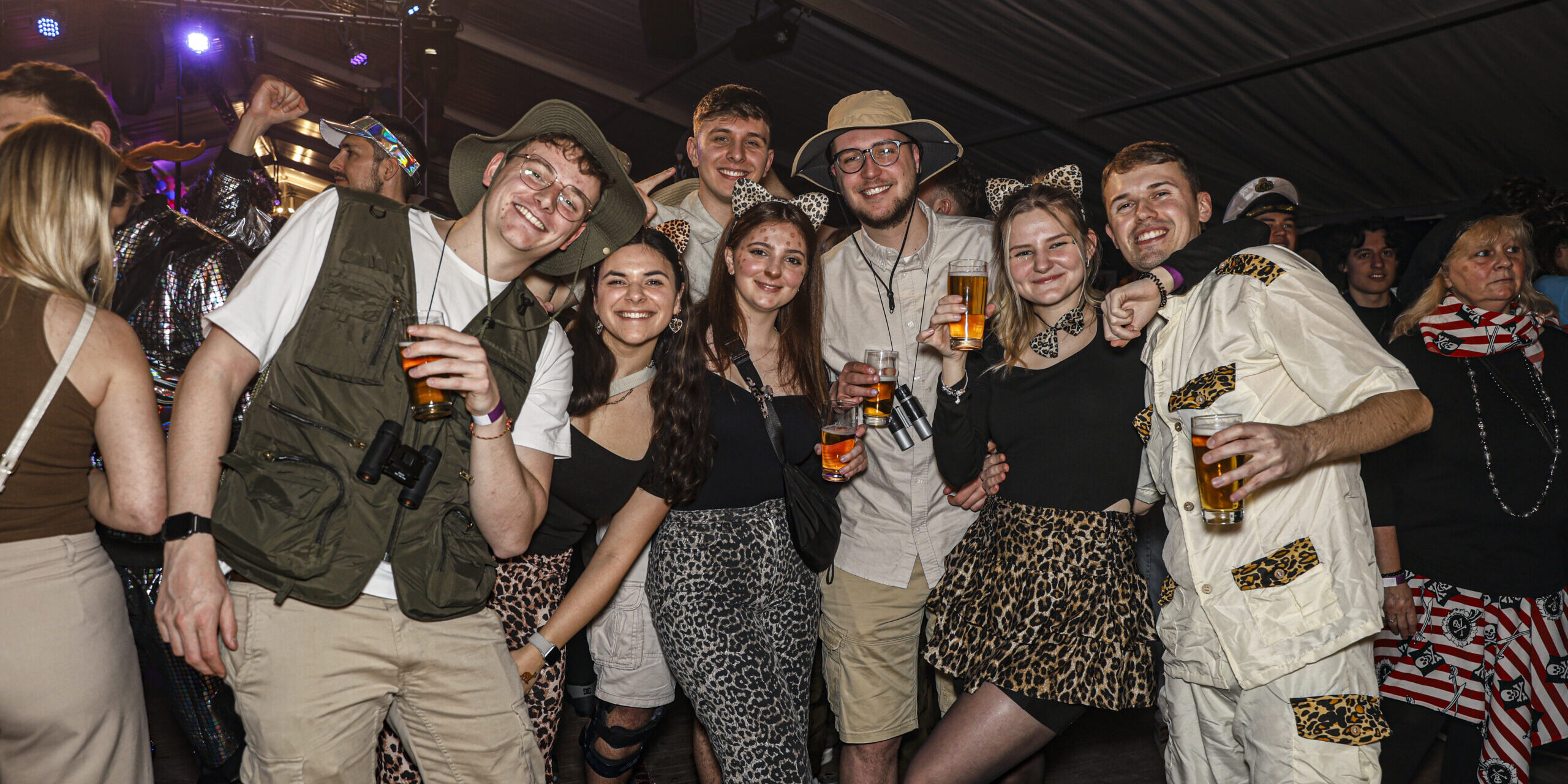 Eine Gruppe verkleideter Menschen in Safari-Outfits