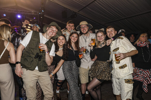 Eine Gruppe verkleideter Menschen in Safari-Outfits