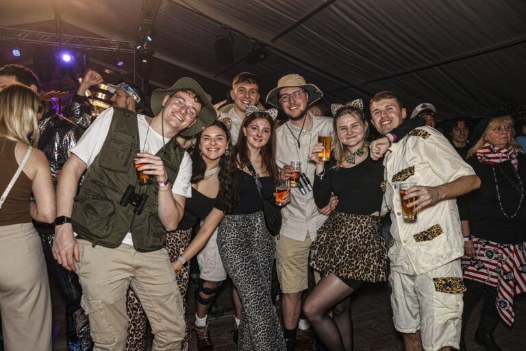 Eine Gruppe verkleideter Menschen in Safari-Outfits