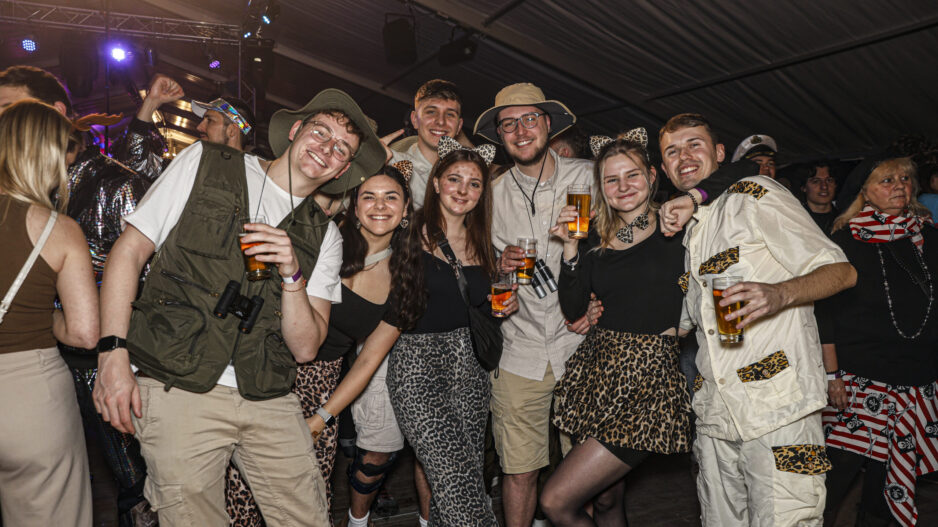 Eine Gruppe verkleideter Menschen in Safari-Outfits