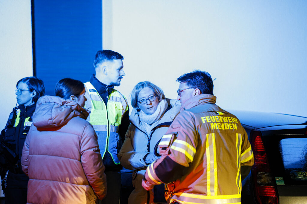 Bürgermeisterin Manuela Schmidt im Gespräch mit einem Feuerwehrmann