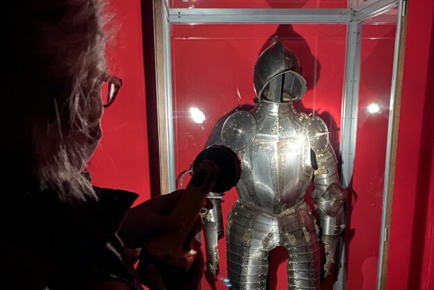 Ritterrüstung im Licht der Taschenlampe