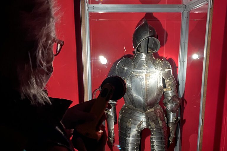Ritterrüstung im Licht der Taschenlampe