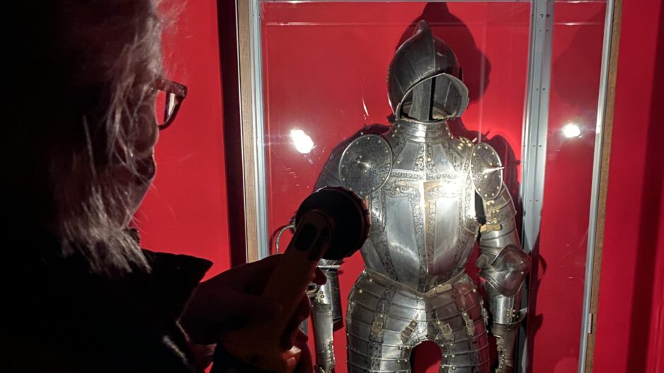 Ritterrüstung im Licht der Taschenlampe