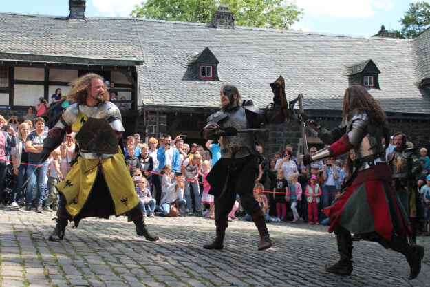 Ritter auf Burg Altena.