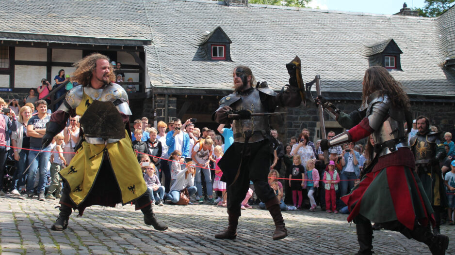 Ritter auf Burg Altena.