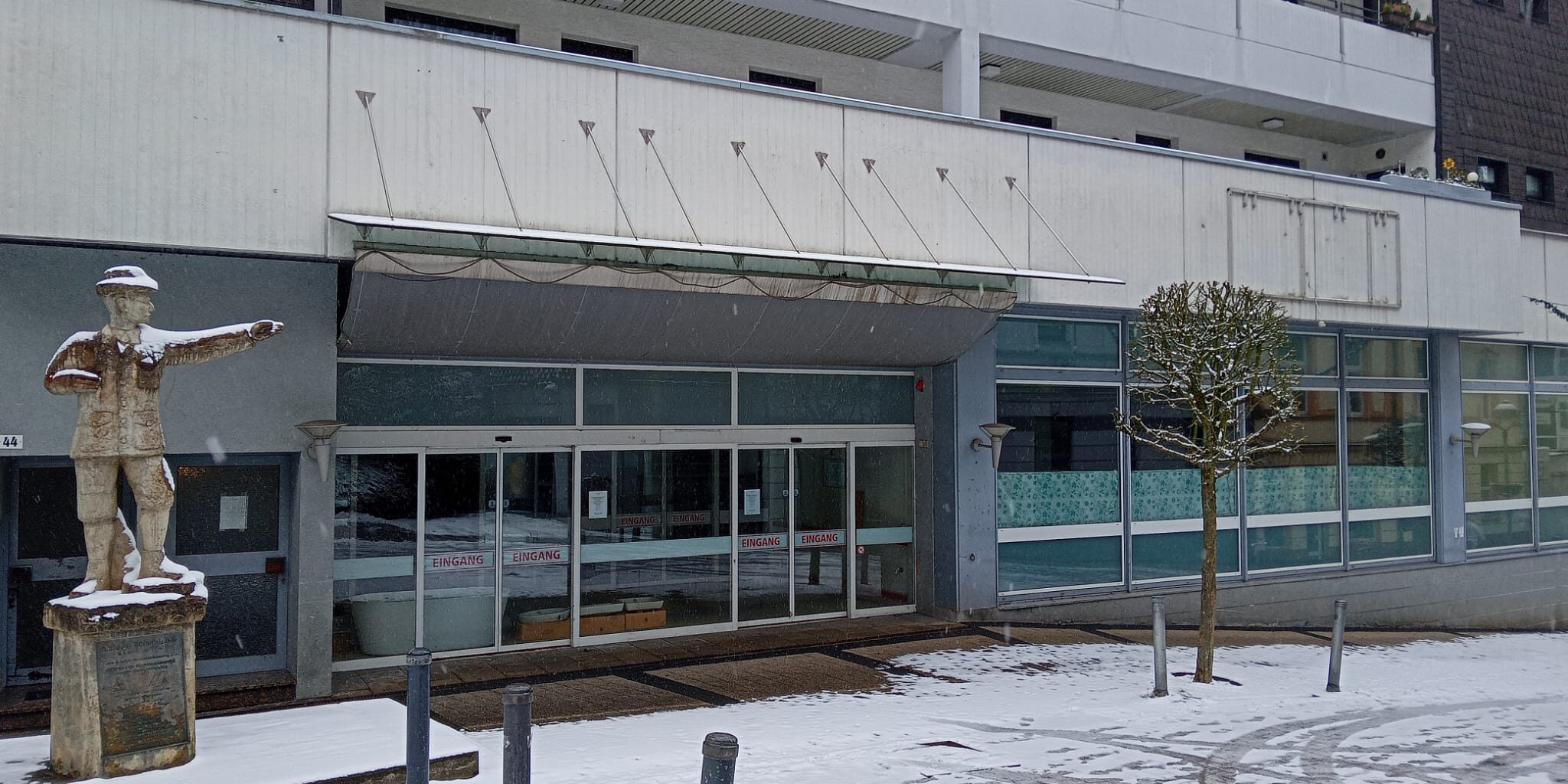 Außenansicht des Stapel-Centers bei Schnee