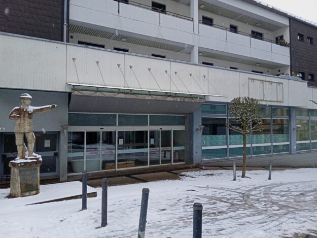 Außenansicht des Stapel-Centers bei Schnee