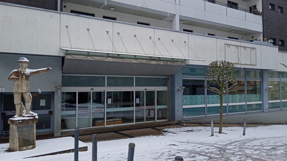 Außenansicht des Stapel-Centers bei Schnee