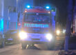 Feuerwehrauto mit eingeschaltetem Blaulicht im Dunkeln