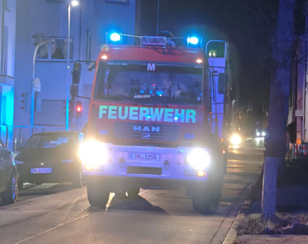 Feuerwehrauto mit eingeschaltetem Blaulicht im Dunkeln