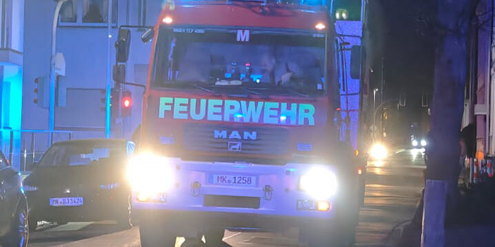 Feuerwehrauto mit eingeschaltetem Blaulicht im Dunkeln