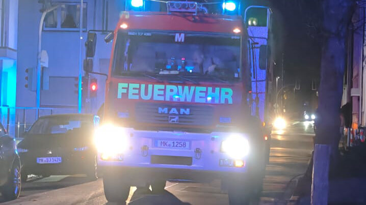 Feuerwehrauto mit eingeschaltetem Blaulicht im Dunkeln