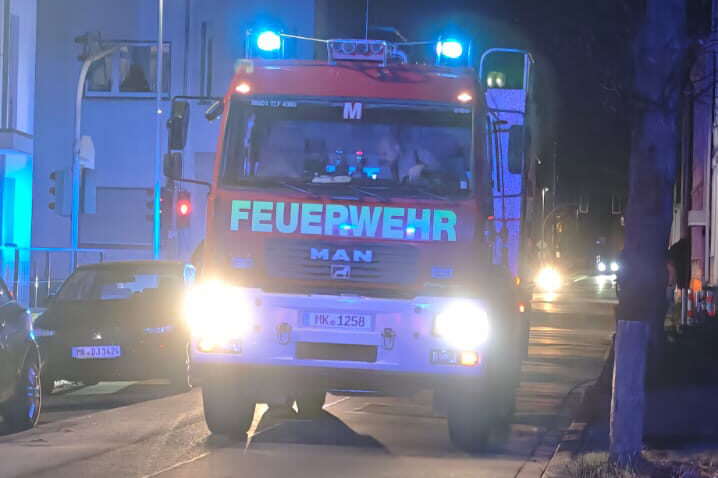 Feuerwehrauto mit eingeschaltetem Blaulicht im Dunkeln