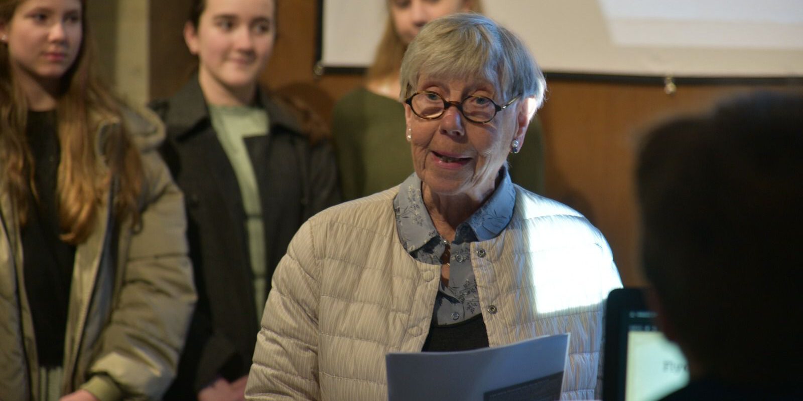 Eine Frau am Rednerpult