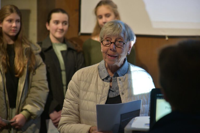 Eine Frau am Rednerpult