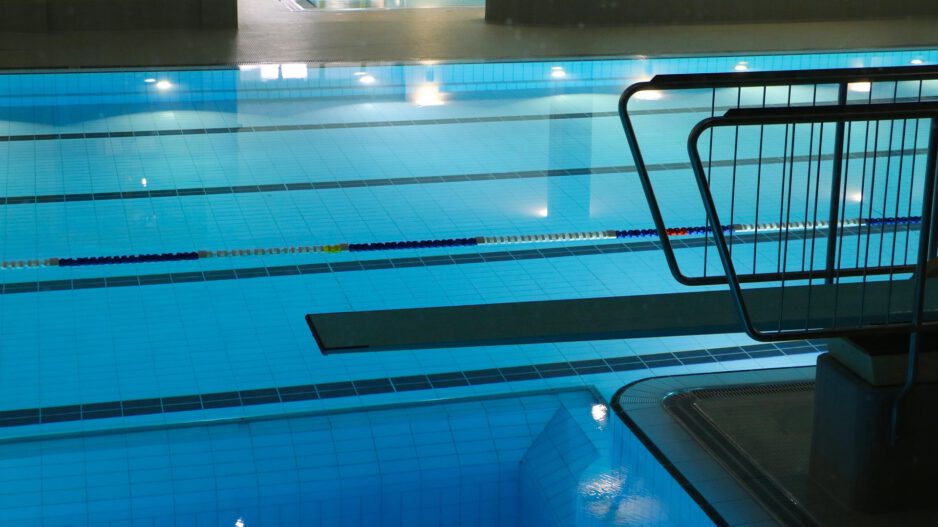 Ein Schwimmbecken mit Ein-Meter-Brett im Vordergrund