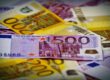 Mehrere Euro-Banknoten unterschiedlicher Stückelungen liegen übereinander, im Vordergrund ist ein 500-Euro-Schein deutlich zu sehen.