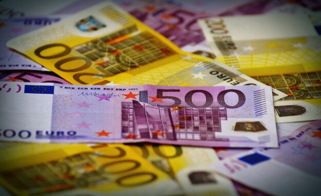 Foto: Alexa/Pixabay Mehrere Euro-Banknoten unterschiedlicher Stückelungen liegen übereinander, im Vordergrund ist ein 500-Euro-Schein deutlich zu sehen.