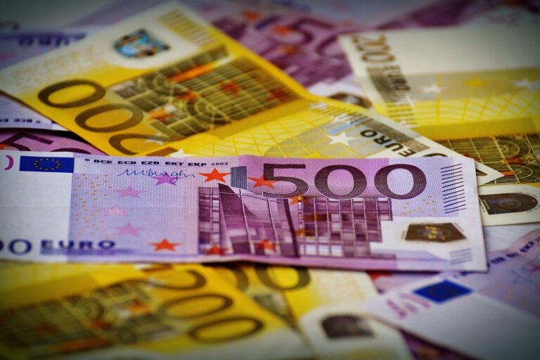Foto: Alexa/Pixabay Mehrere Euro-Banknoten unterschiedlicher Stückelungen liegen übereinander, im Vordergrund ist ein 500-Euro-Schein deutlich zu sehen.