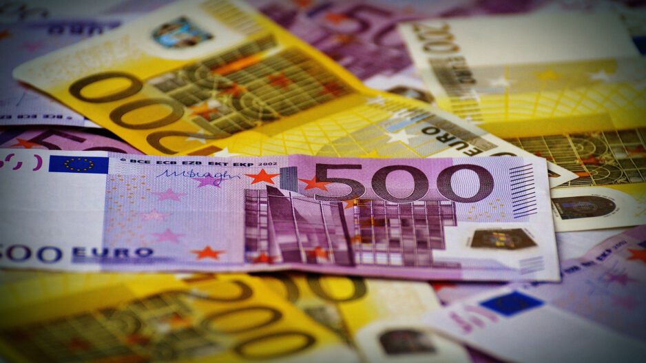Mehrere Euro-Banknoten unterschiedlicher Stückelungen liegen übereinander, im Vordergrund ist ein 500-Euro-Schein deutlich zu sehen.