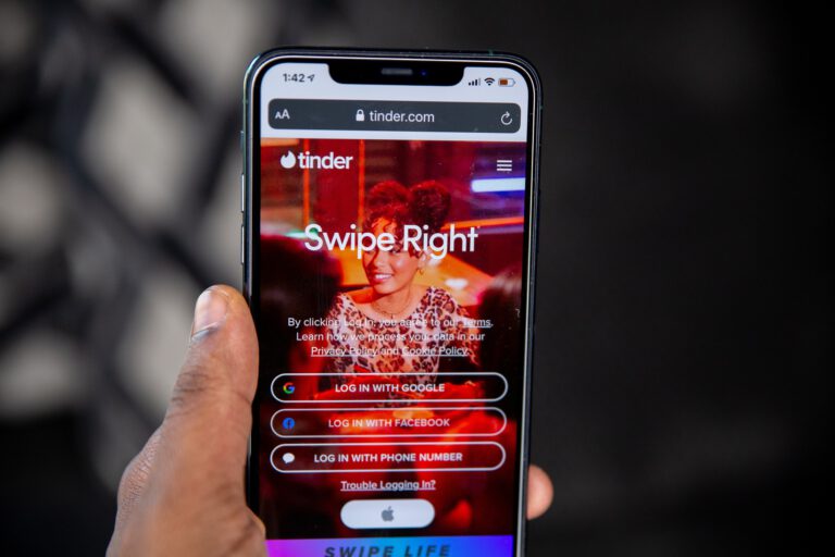 Ein Handy-Bildschirm, auf dem Tinder aufgerufen ist