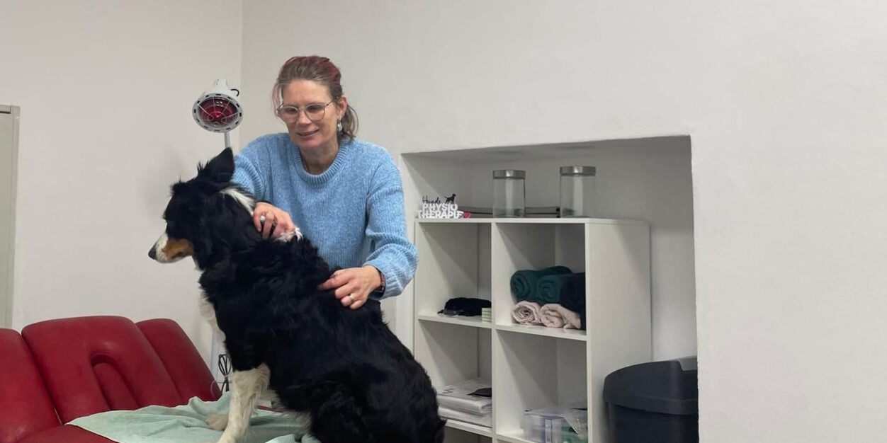 Eine Frau mit einem Hund.