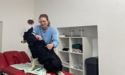 Eine Frau mit einem Hund.