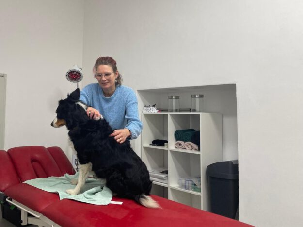 Eine Frau mit einem Hund.