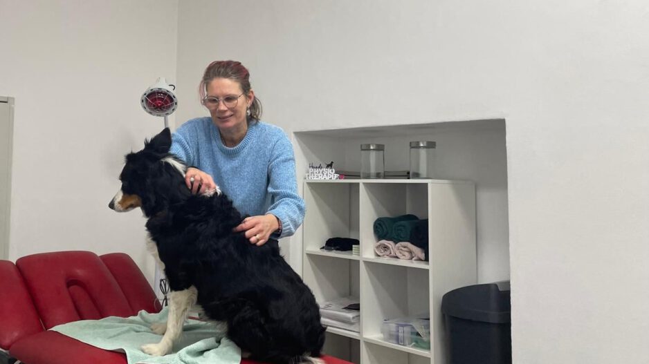 Eine Frau mit einem Hund.