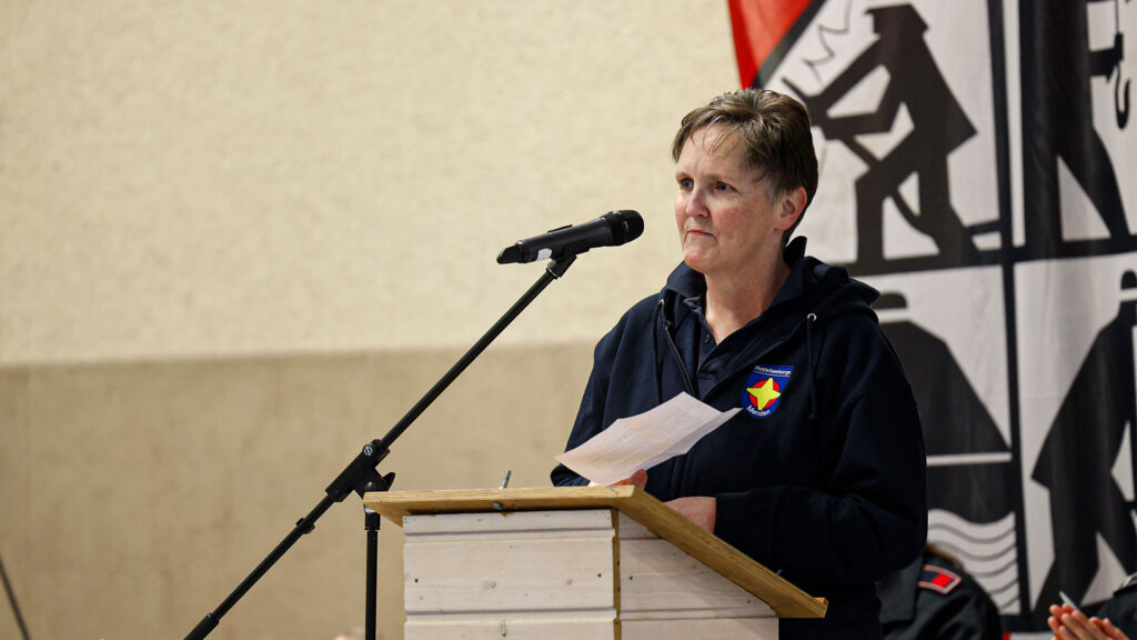 Notfallseelsorgerin Dunja Fricker spricht auf der Jahresdienstbesprechung der Feuerwehr Menden.